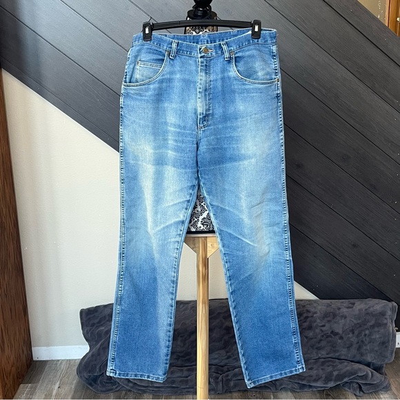 💥Wrangler Relaxed‎ Fit Some Distress💥 - Picture 1 of 5